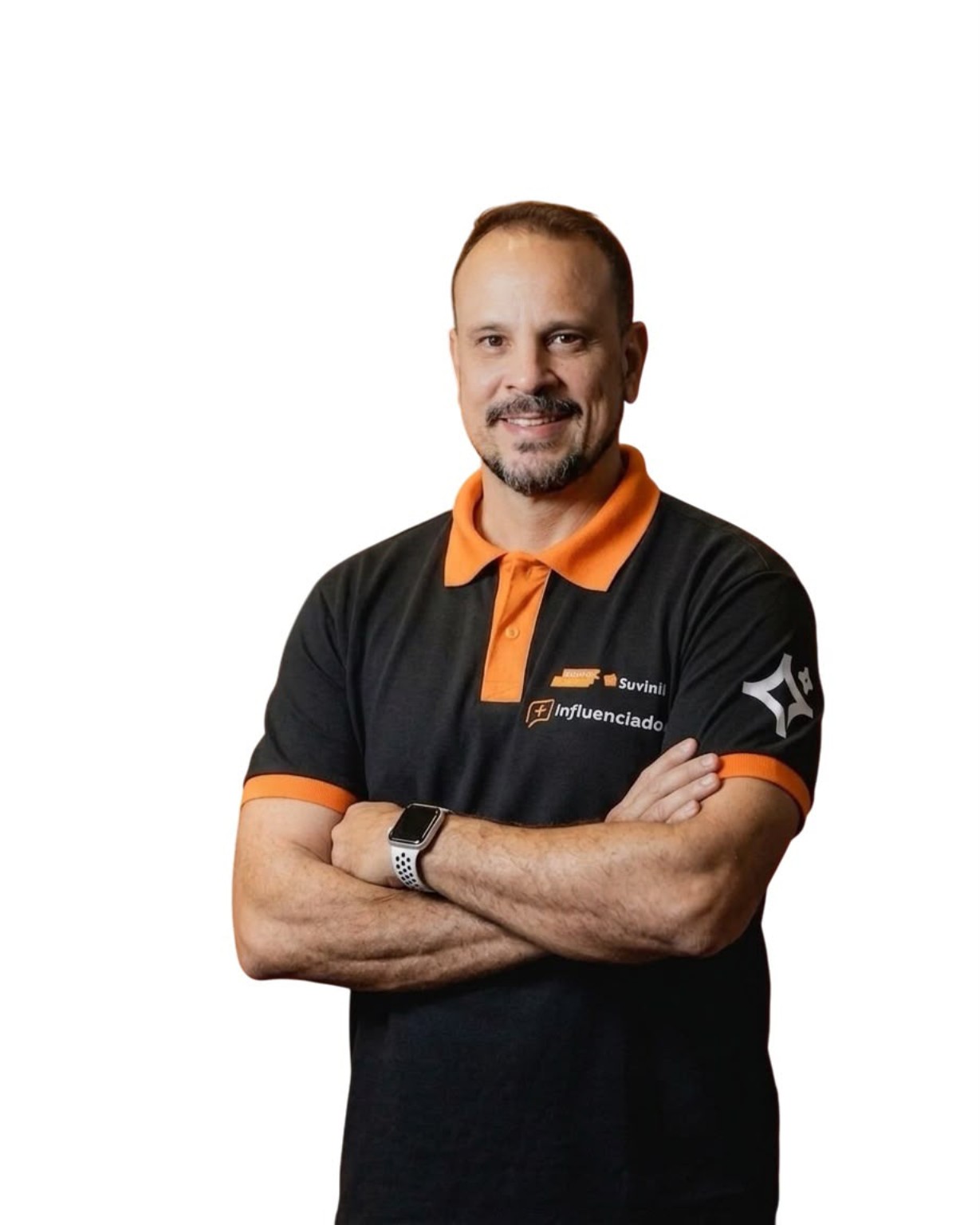 Washington Lanna, de braços cruzados, com camisa preta e detalhes laranja